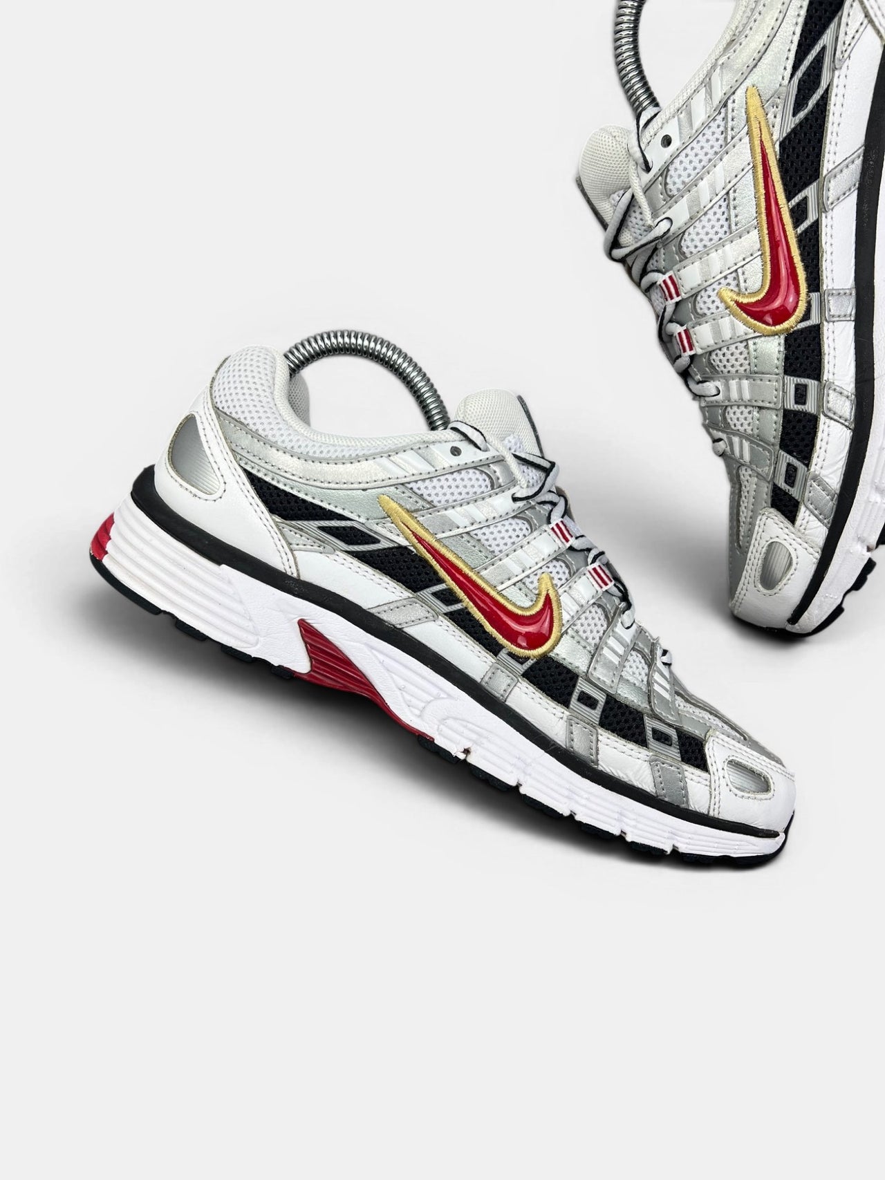 Nike P-6000 Metallic Silver Red — buty sportowe damskie w bardzo dobrym stanie rozmiar 38.5, wewnętrzny panel lewego buta