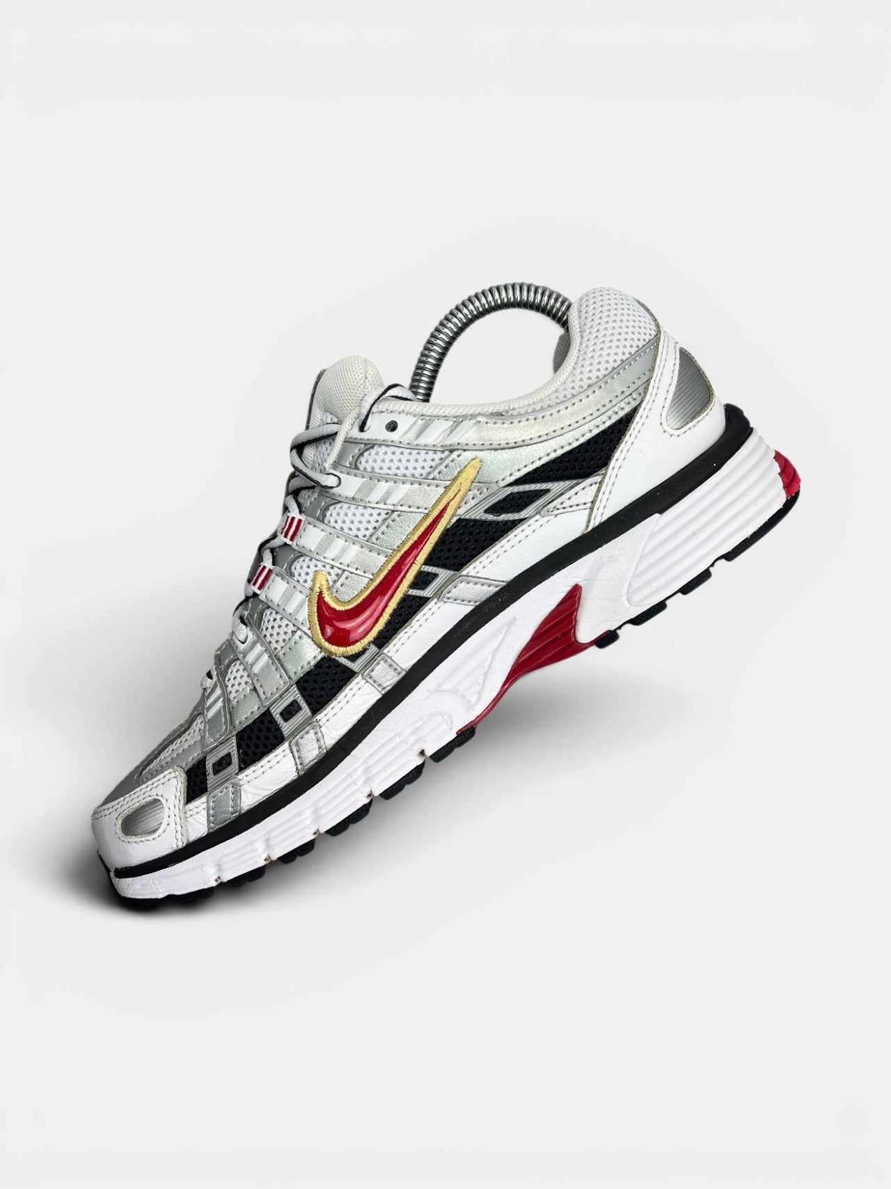 Nike P-6000 Metallic Silver Red — buty sportowe damskie w bardzo dobrym stanie rozmiar 38.5, wewnętrzny panel prawego buta