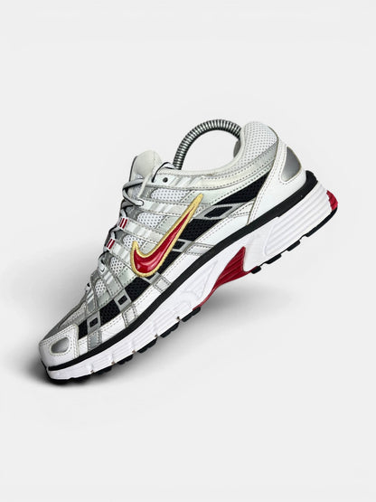 Nike P-6000 Metallic Silver Red — buty sportowe damskie w bardzo dobrym stanie rozmiar 38.5, wewnętrzny panel prawego buta