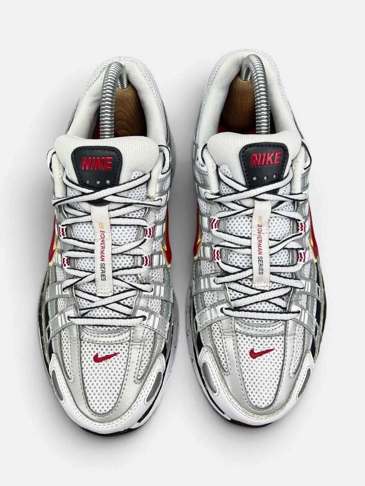 Nike P-6000 Metallic Silver Red — buty sportowe damskie w bardzo dobrym stanie rozmiar 38.5, widok z góry