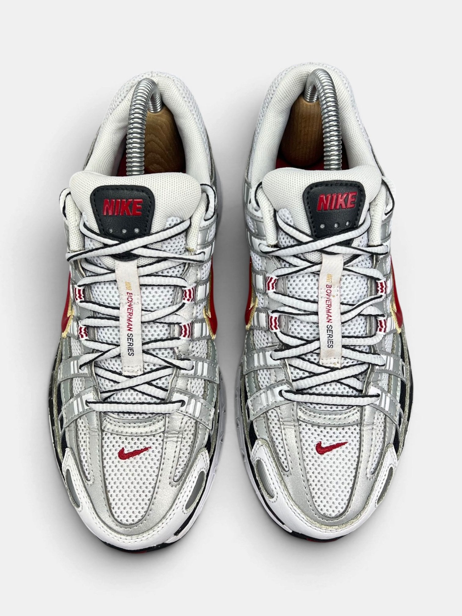 Nike P-6000 Metallic Silver Red — buty sportowe damskie w bardzo dobrym stanie rozmiar 38.5, widok z góry