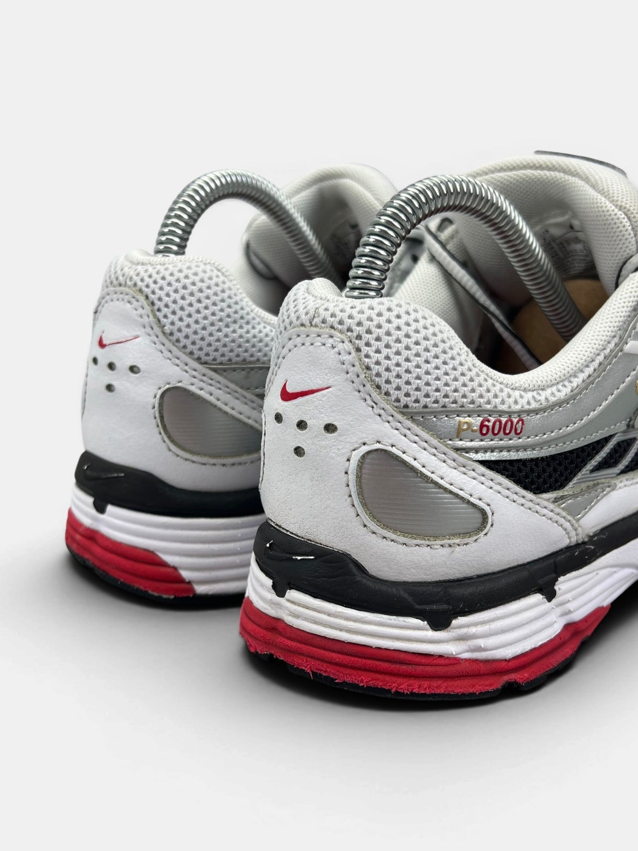 Nike P-6000 Metallic Silver Red — buty sportowe damskie w bardzo dobrym stanie rozmiar 38.5, widok z tyłu