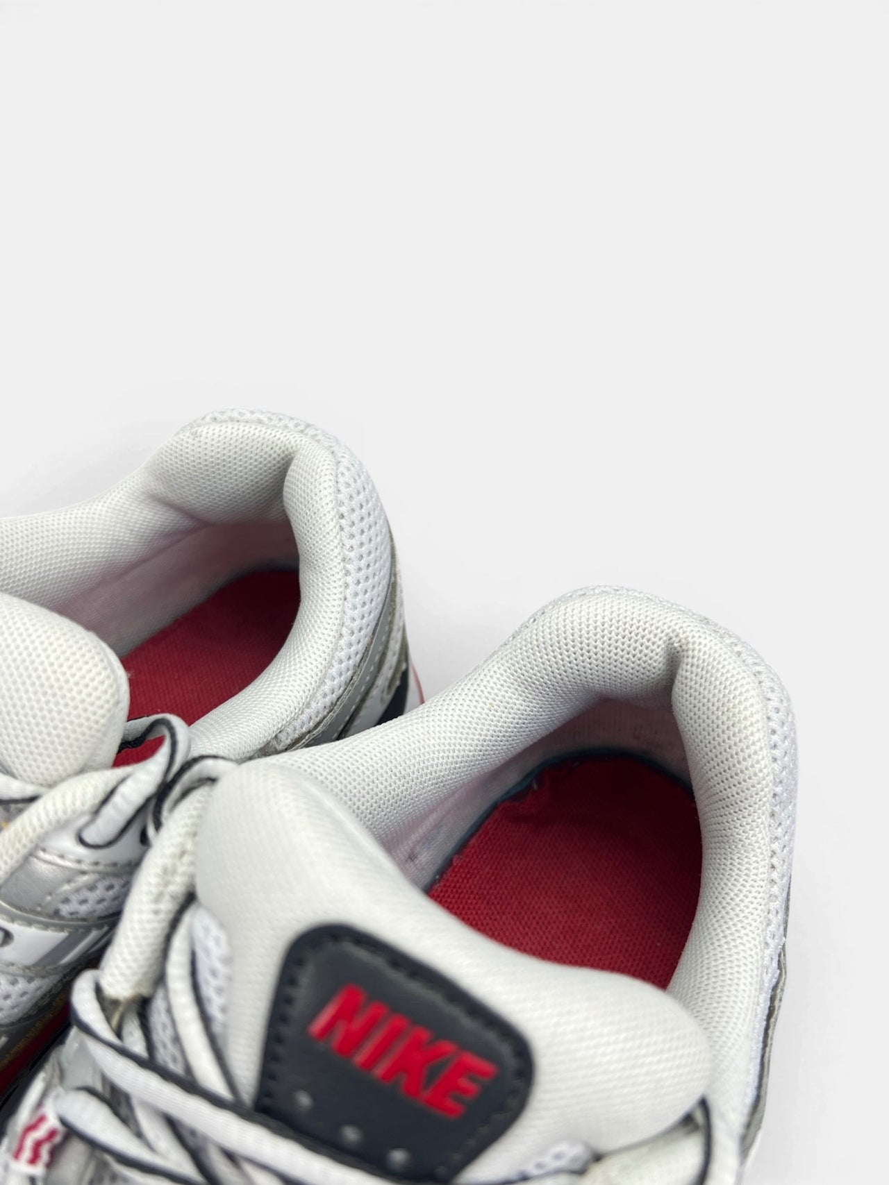 Nike P-6000 Metallic Silver Red — buty sportowe damskie w bardzo dobrym stanie rozmiar 38.5, zapiętki butów