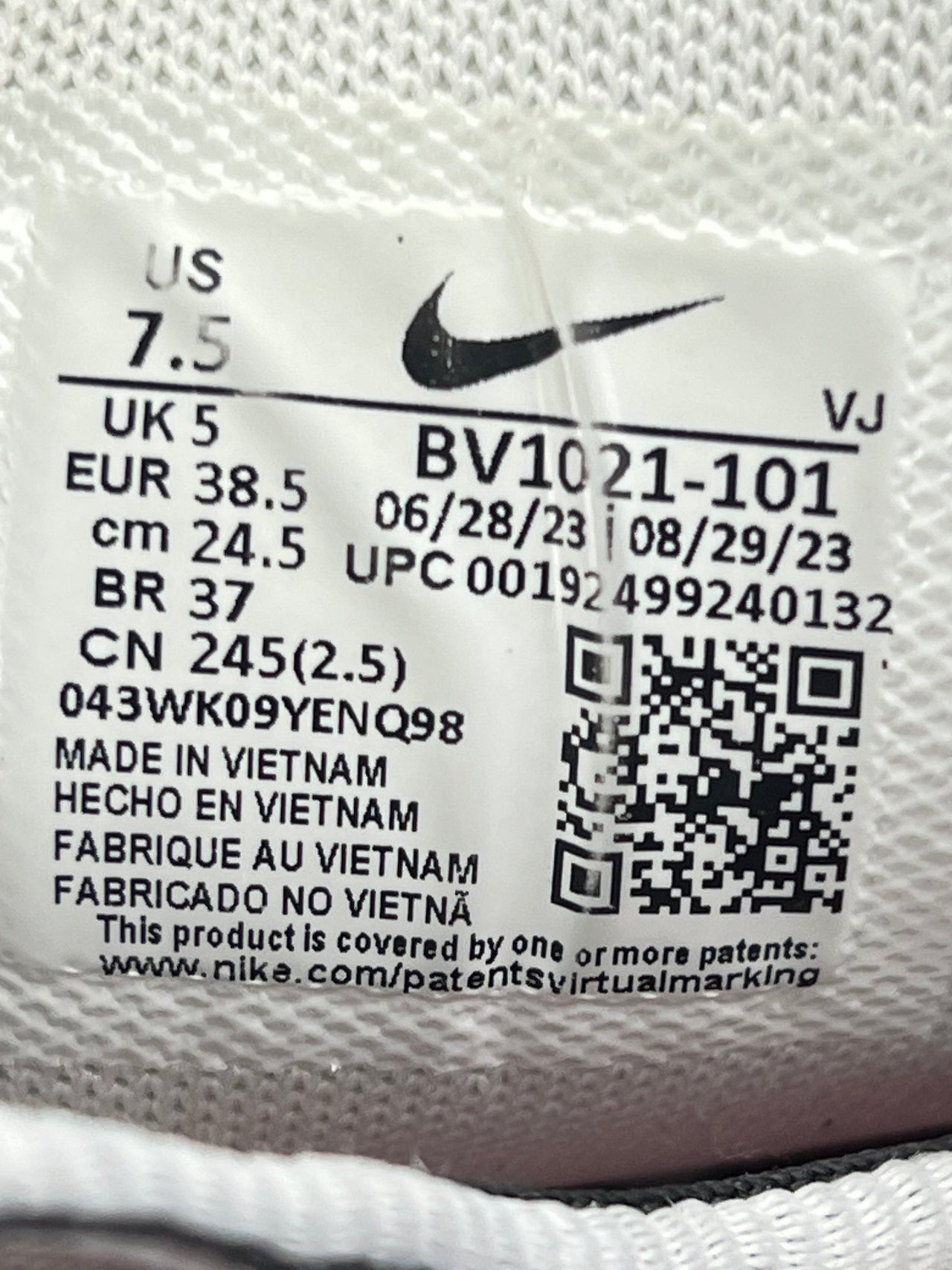 Nike P-6000 Metallic Silver Red — buty sportowe damskie w bardzo dobrym stanie rozmiar 38.5, opcjonalne zdjęcie 1
