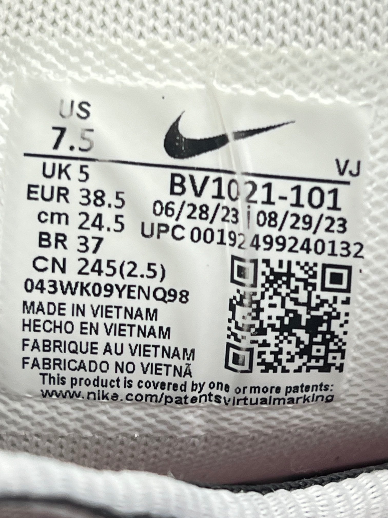 Nike P-6000 Metallic Silver Red — buty sportowe damskie w bardzo dobrym stanie rozmiar 38.5, opcjonalne zdjęcie 1