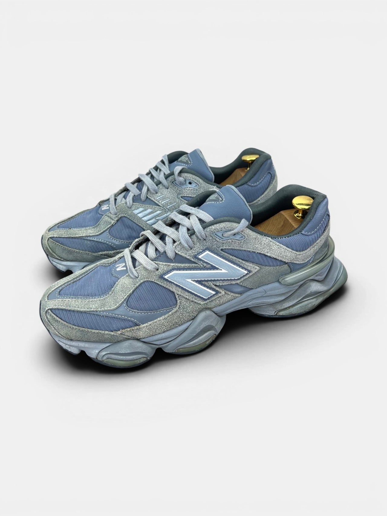New Balance 9060 — buty sportowe męskie w bardzo dobrym stanie rozmiar 46.5, widok z boku
