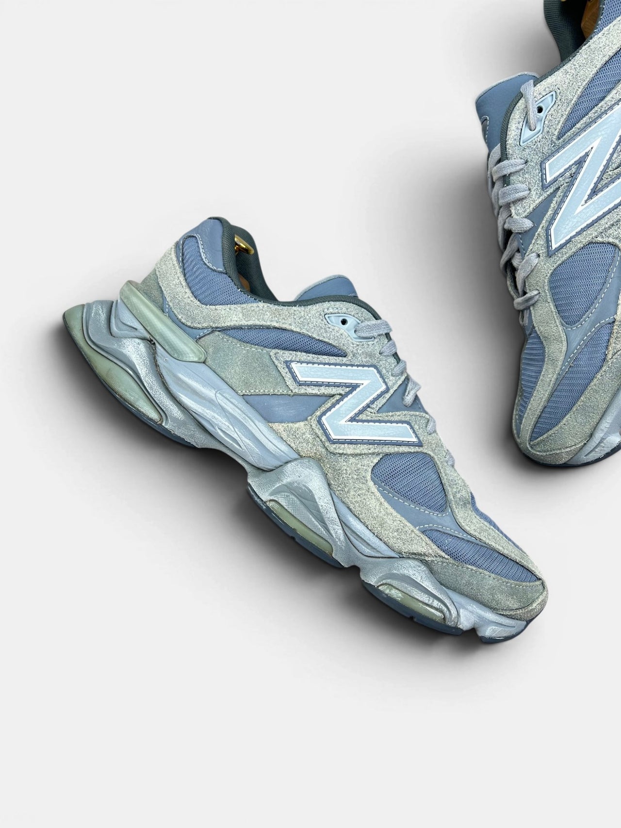 New Balance 9060 — buty sportowe męskie w bardzo dobrym stanie rozmiar 46.5, zewnętrzny panel prawego buta