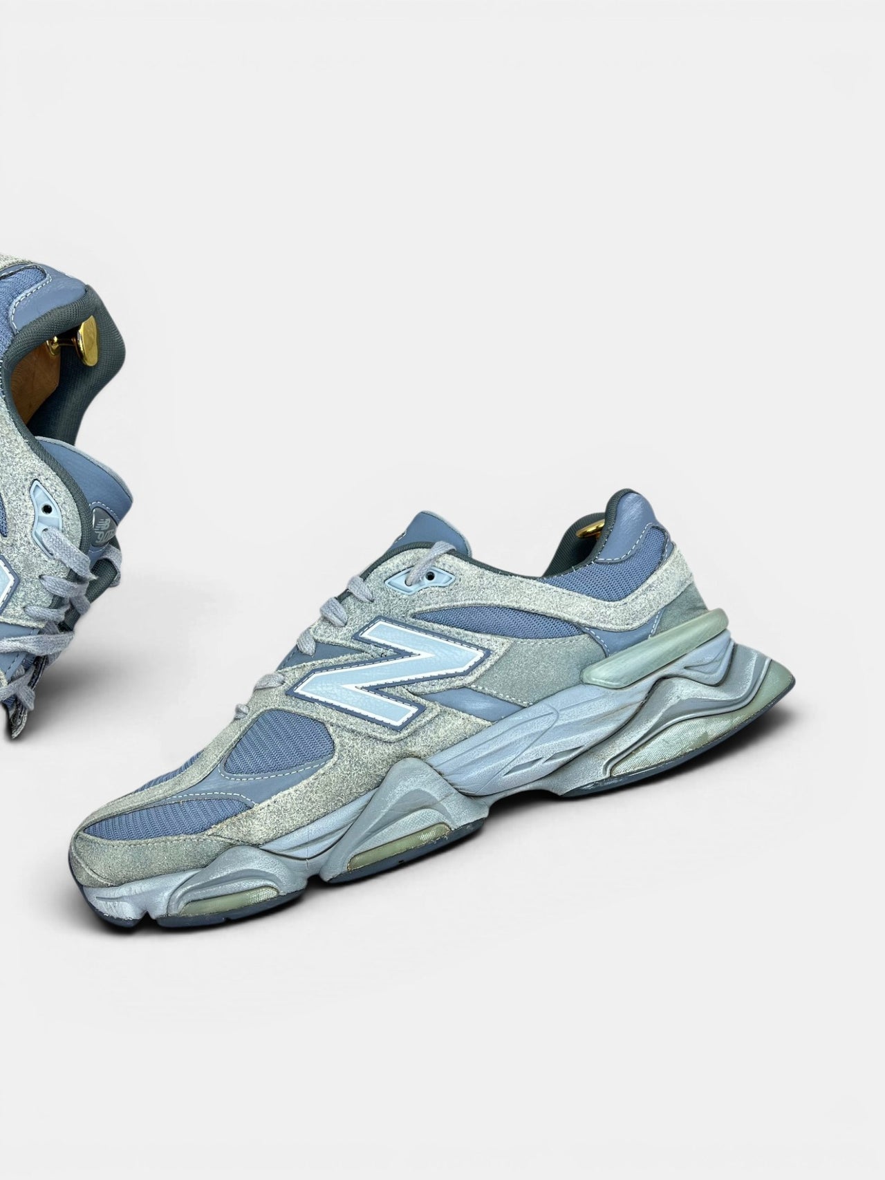 New Balance 9060 — buty sportowe męskie w bardzo dobrym stanie rozmiar 46.5, zewnętrzny panel lewego buta