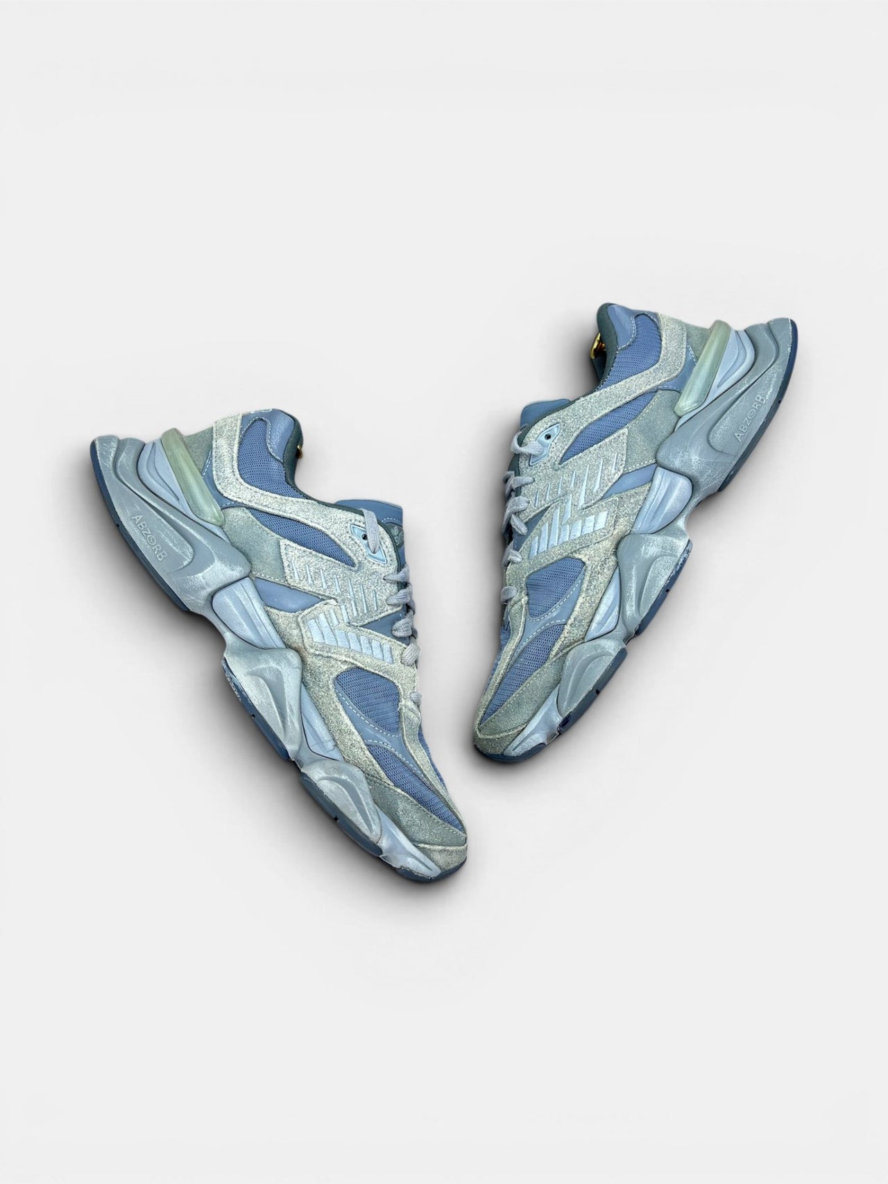 New Balance 9060 — buty sportowe męskie w bardzo dobrym stanie rozmiar 46.5, widok z góry na wewnętrzną stronę butów