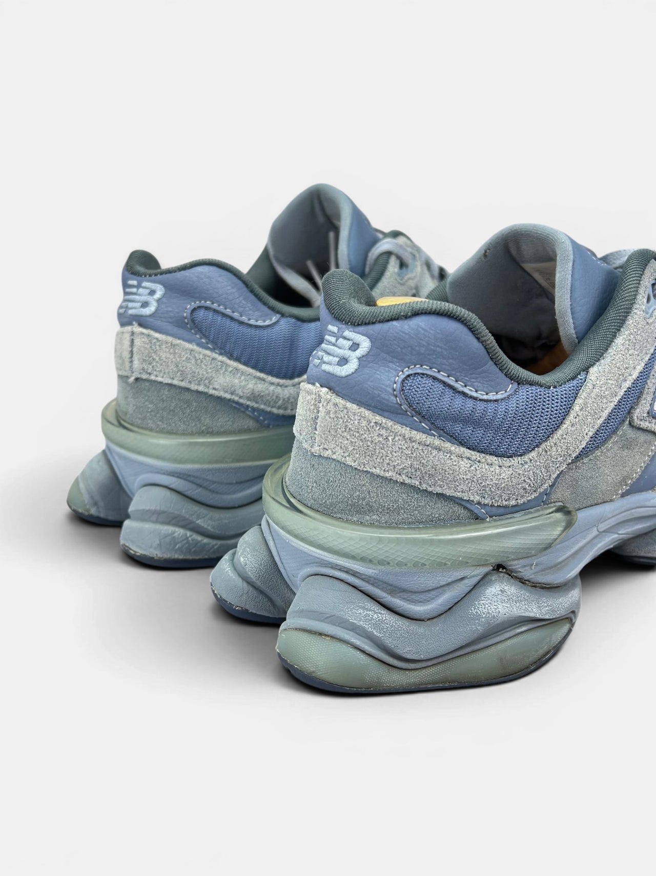 New Balance 9060 — buty sportowe męskie w bardzo dobrym stanie rozmiar 46.5, widok z tyłu