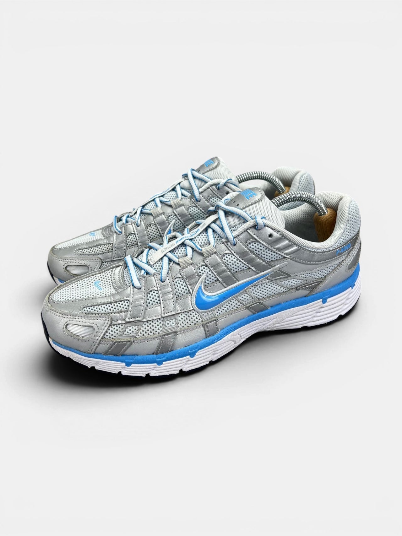 Nike P-6000 — buty sportowe męskie w bardzo dobrym stanie rozmiar 44, widok z boku