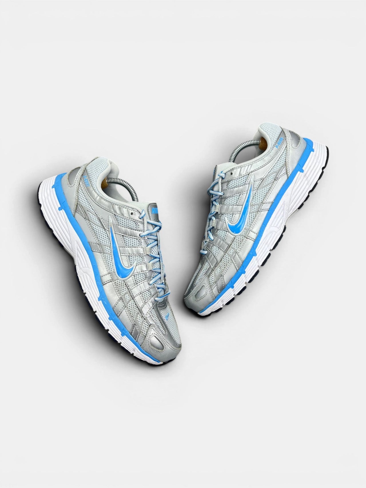 Nike P-6000 — buty sportowe męskie w bardzo dobrym stanie rozmiar 44, widok z góry na zewnętrzną stronę butów