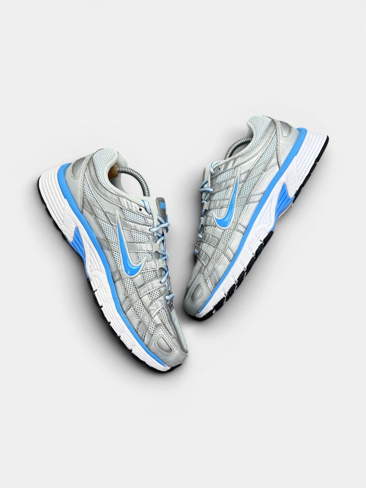Nike P-6000 — buty sportowe męskie w bardzo dobrym stanie rozmiar 44, widok z góry na wewnętrzną stronę butów