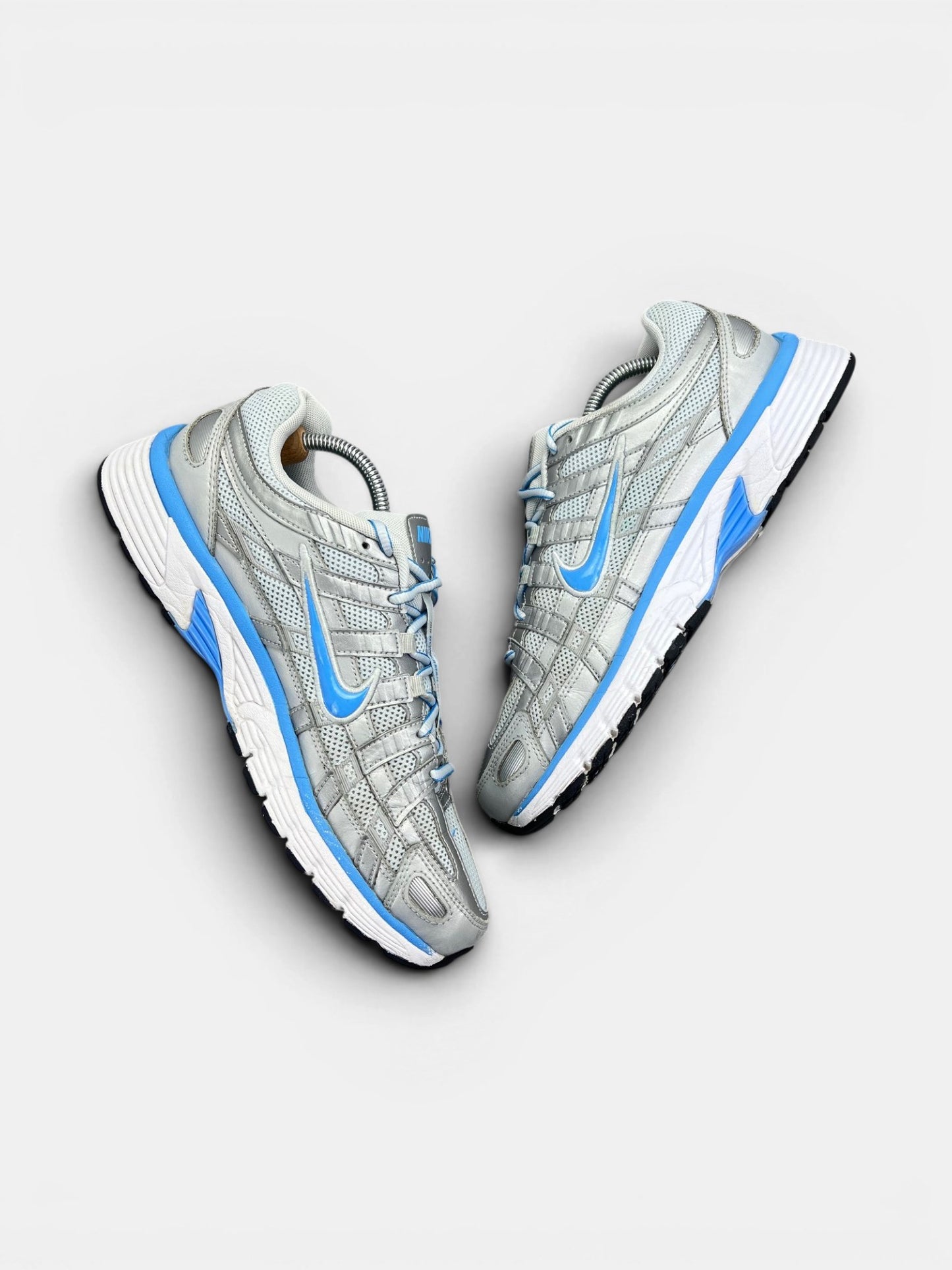 Nike P-6000 — buty sportowe męskie w bardzo dobrym stanie rozmiar 44, widok z góry na wewnętrzną stronę butów