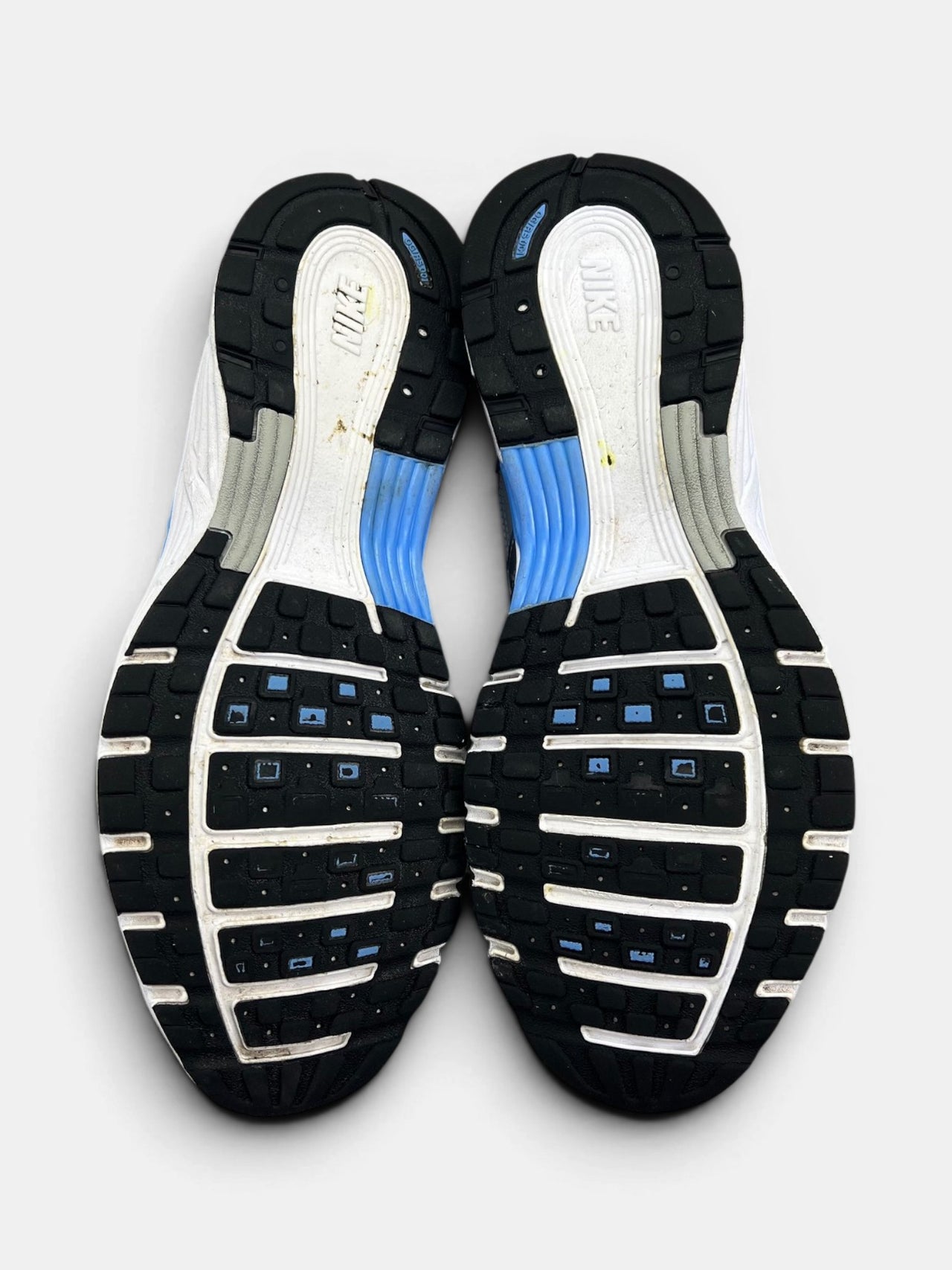 Nike P-6000 — buty sportowe męskie w bardzo dobrym stanie rozmiar 44, podeszwa
