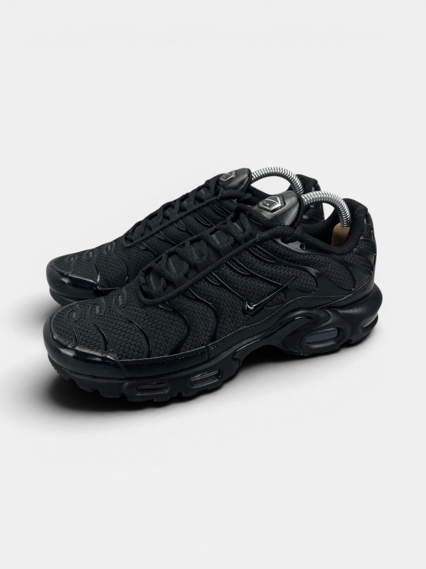 Nike Air Max Plus Triple Black — buty sportowe męskie w bardzo dobrym stanie rozmiar 40.5, widok z boku