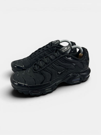 Nike Air Max Plus Triple Black — buty sportowe męskie w bardzo dobrym stanie rozmiar 40.5, widok z boku