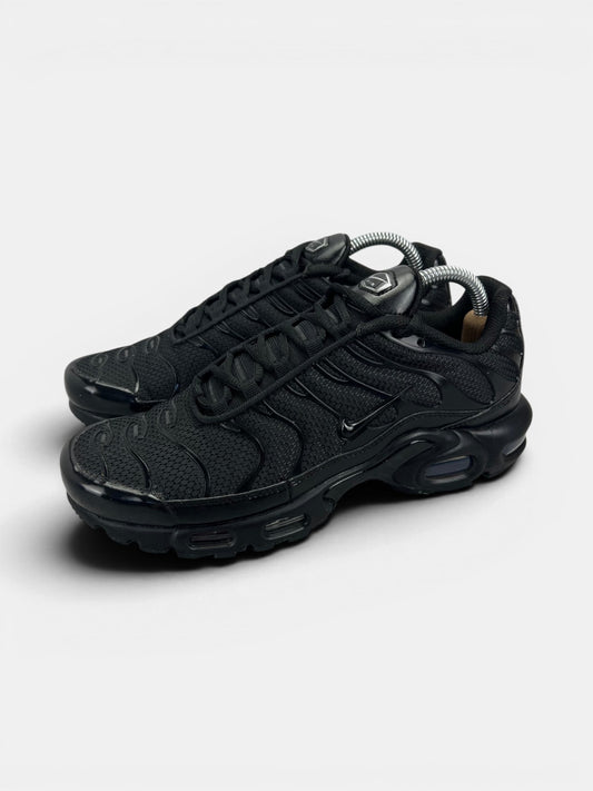 Nike Air Max Plus Triple Black — buty sportowe męskie w bardzo dobrym stanie rozmiar 40.5, widok z boku