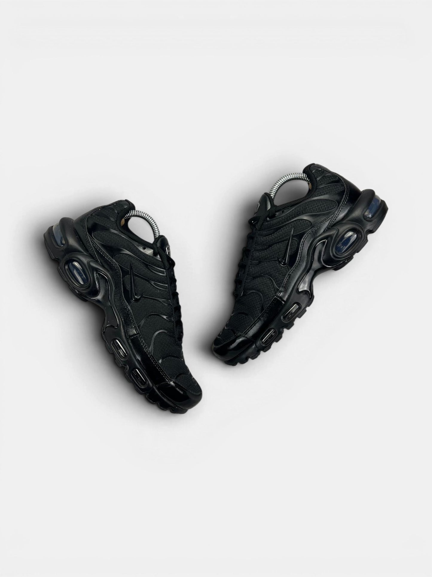 Nike Air Max Plus Triple Black — buty sportowe męskie w bardzo dobrym stanie rozmiar 40.5, widok z góry na zewnętrzną stronę butów