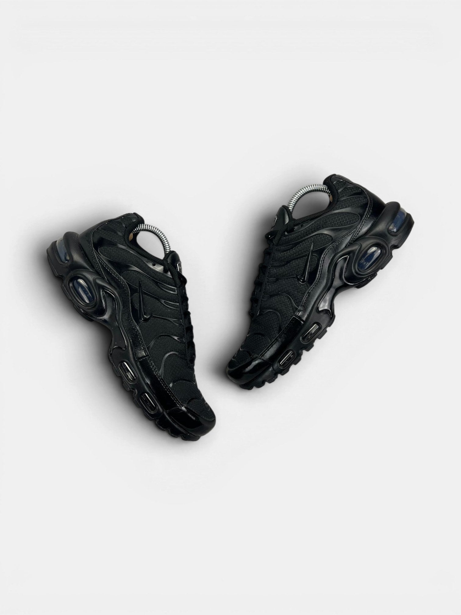 Nike Air Max Plus Triple Black — buty sportowe męskie w bardzo dobrym stanie rozmiar 40.5, widok z góry na zewnętrzną stronę butów