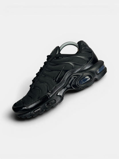 Nike Air Max Plus Triple Black — buty sportowe męskie w bardzo dobrym stanie rozmiar 40.5, zewnętrzny panel lewego buta