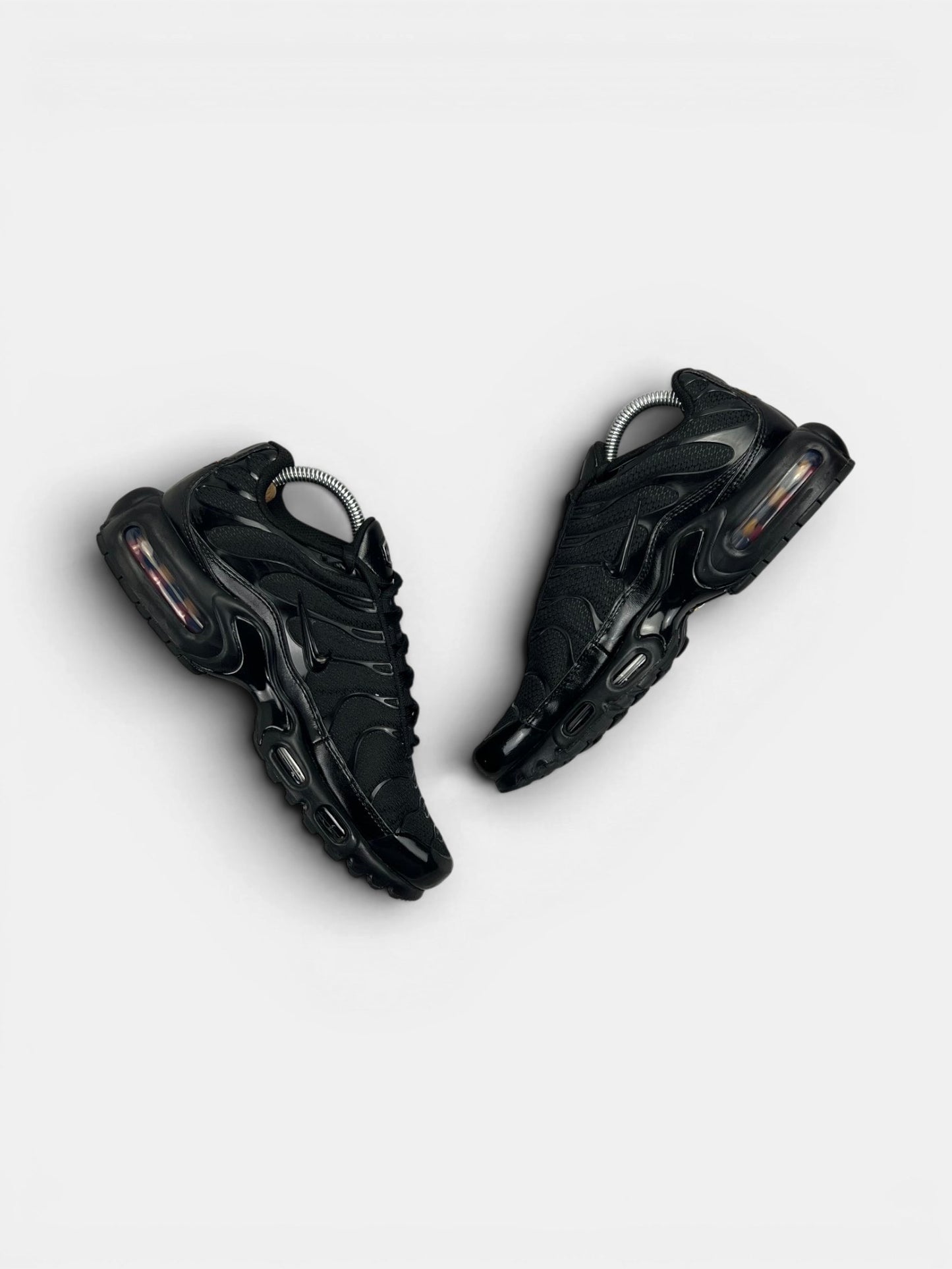 Nike Air Max Plus Triple Black — buty sportowe męskie w bardzo dobrym stanie rozmiar 40.5, widok z góry na wewnętrzną stronę butów