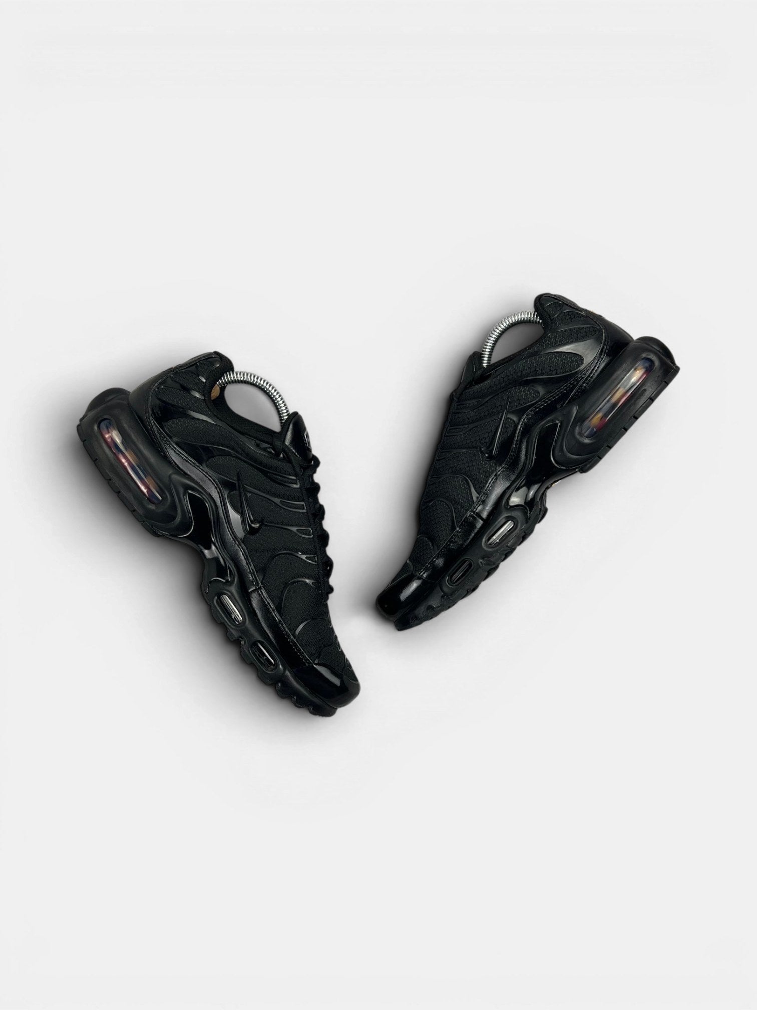 Nike Air Max Plus Triple Black — buty sportowe męskie w bardzo dobrym stanie rozmiar 40.5, widok z góry na wewnętrzną stronę butów