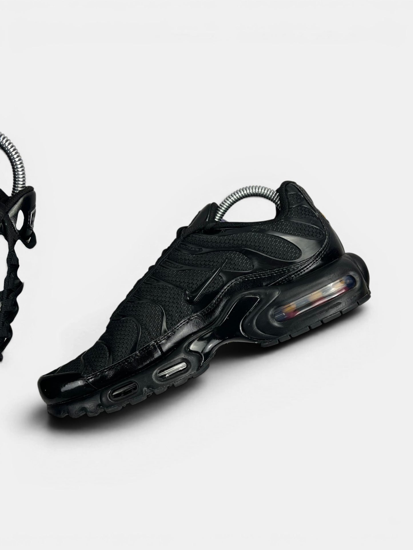 Nike Air Max Plus Triple Black — buty sportowe męskie w bardzo dobrym stanie rozmiar 40.5, wewnętrzny panel prawego buta