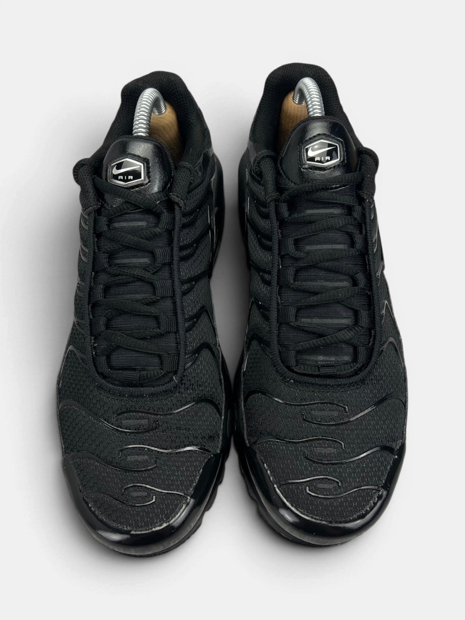 Nike Air Max Plus Triple Black — buty sportowe męskie w bardzo dobrym stanie rozmiar 40.5, widok z góry
