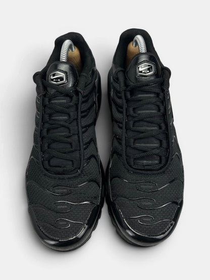 Nike Air Max Plus Triple Black — buty sportowe męskie w bardzo dobrym stanie rozmiar 40.5, widok z góry