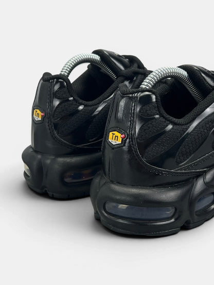 Nike Air Max Plus Triple Black — buty sportowe męskie w bardzo dobrym stanie rozmiar 40.5, widok z tyłu