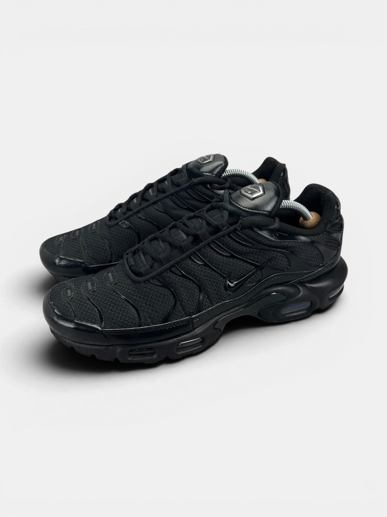Nike Air Max Plus Triple Black — buty sportowe męskie w bardzo dobrym stanie rozmiar 44.5, widok z boku