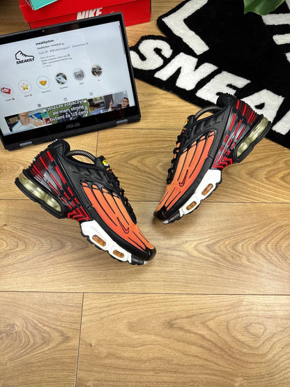 Nike Air Max Plus 3 Tiger — buty sportowe męskie w bardzo dobrym stanie rozmiar 42, widok z góry na zewnętrzną stronę butów