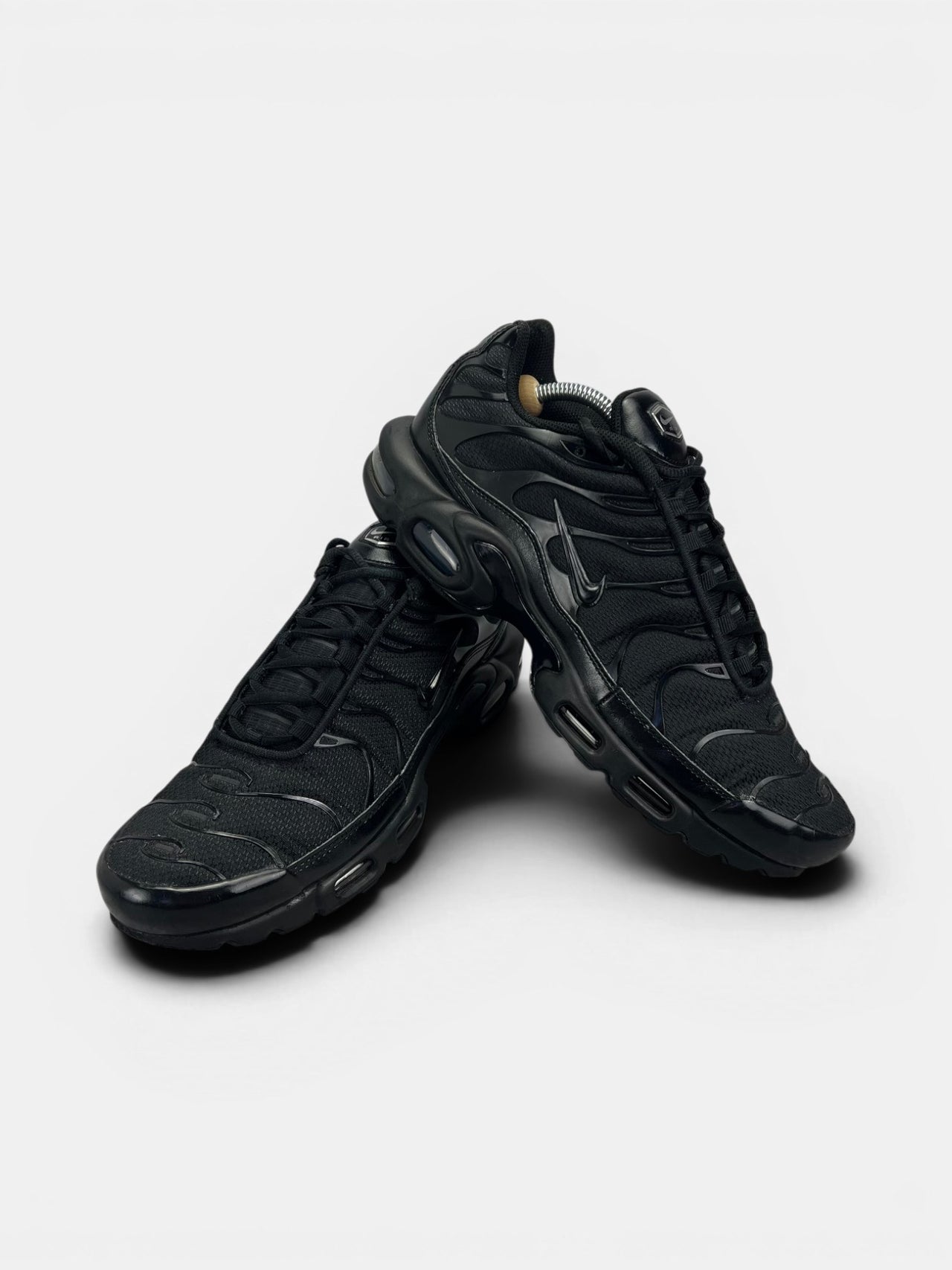 Nike Air Max Plus Triple Black — buty sportowe męskie w bardzo dobrym stanie rozmiar 44.5, boczny profil