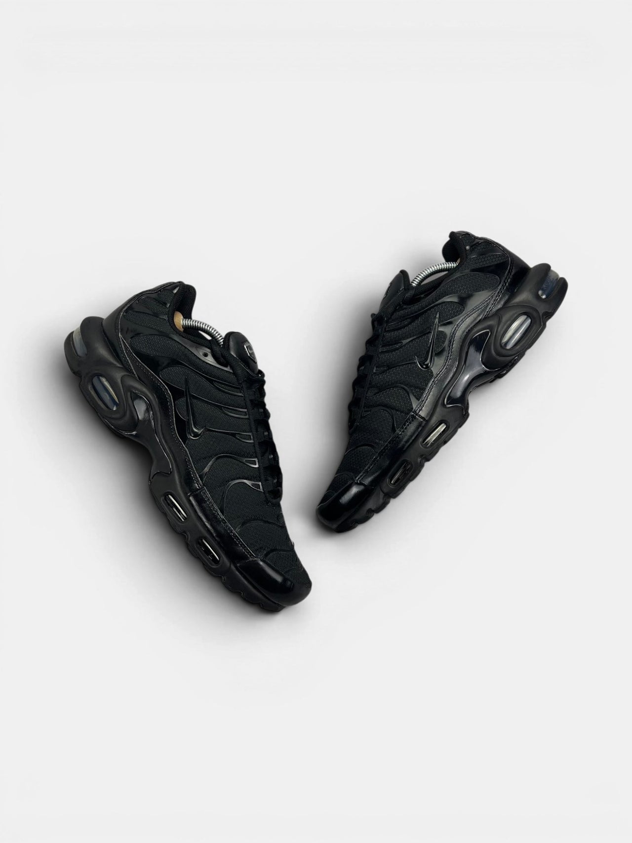 Nike Air Max Plus Triple Black — buty sportowe męskie w bardzo dobrym stanie rozmiar 44.5, widok z góry na zewnętrzną stronę butów
