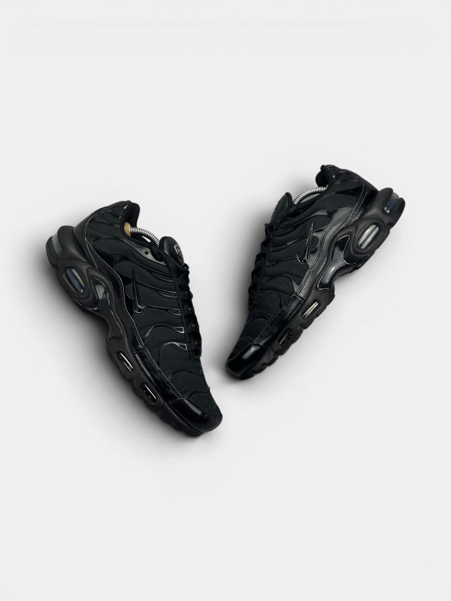 Nike Air Max Plus Triple Black — buty sportowe męskie w bardzo dobrym stanie rozmiar 44.5, widok z góry na zewnętrzną stronę butów