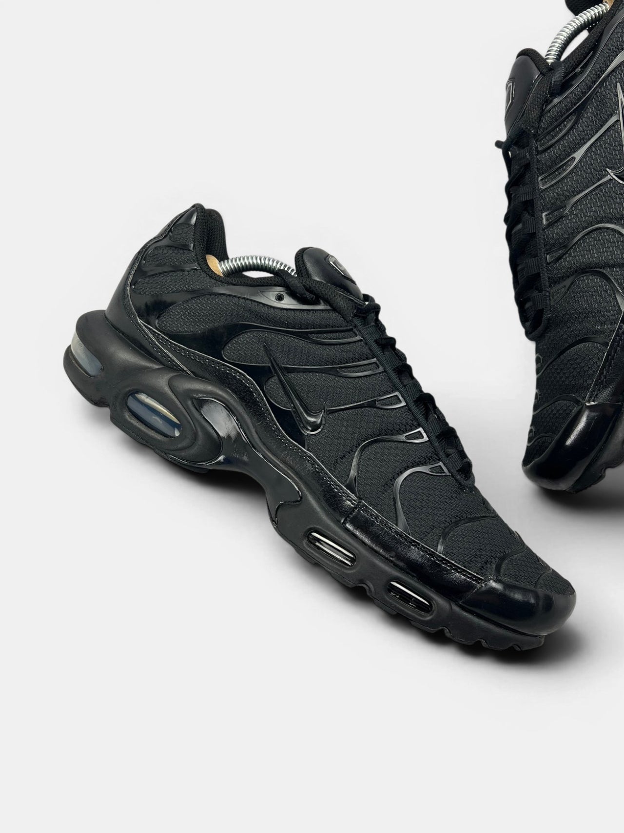 Nike Air Max Plus Triple Black — buty sportowe męskie w bardzo dobrym stanie rozmiar 44.5, zewnętrzny panel prawego buta