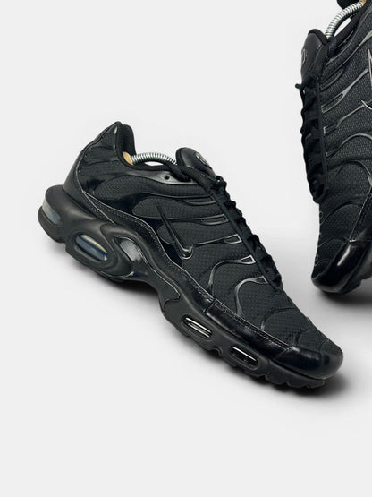 Nike Air Max Plus Triple Black — buty sportowe męskie w bardzo dobrym stanie rozmiar 44.5, zewnętrzny panel prawego buta