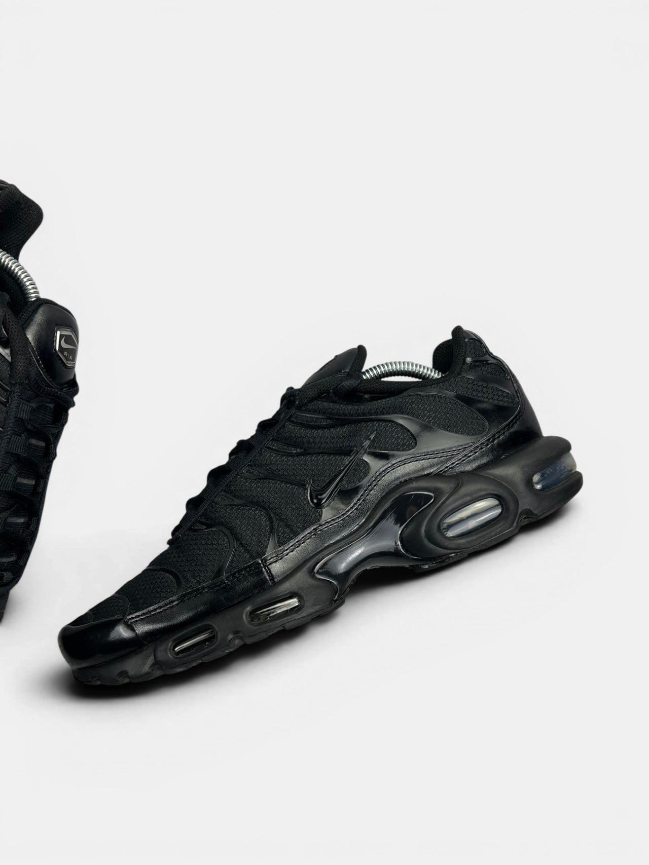 Nike Air Max Plus Triple Black — buty sportowe męskie w bardzo dobrym stanie rozmiar 44.5, zewnętrzny panel lewego buta