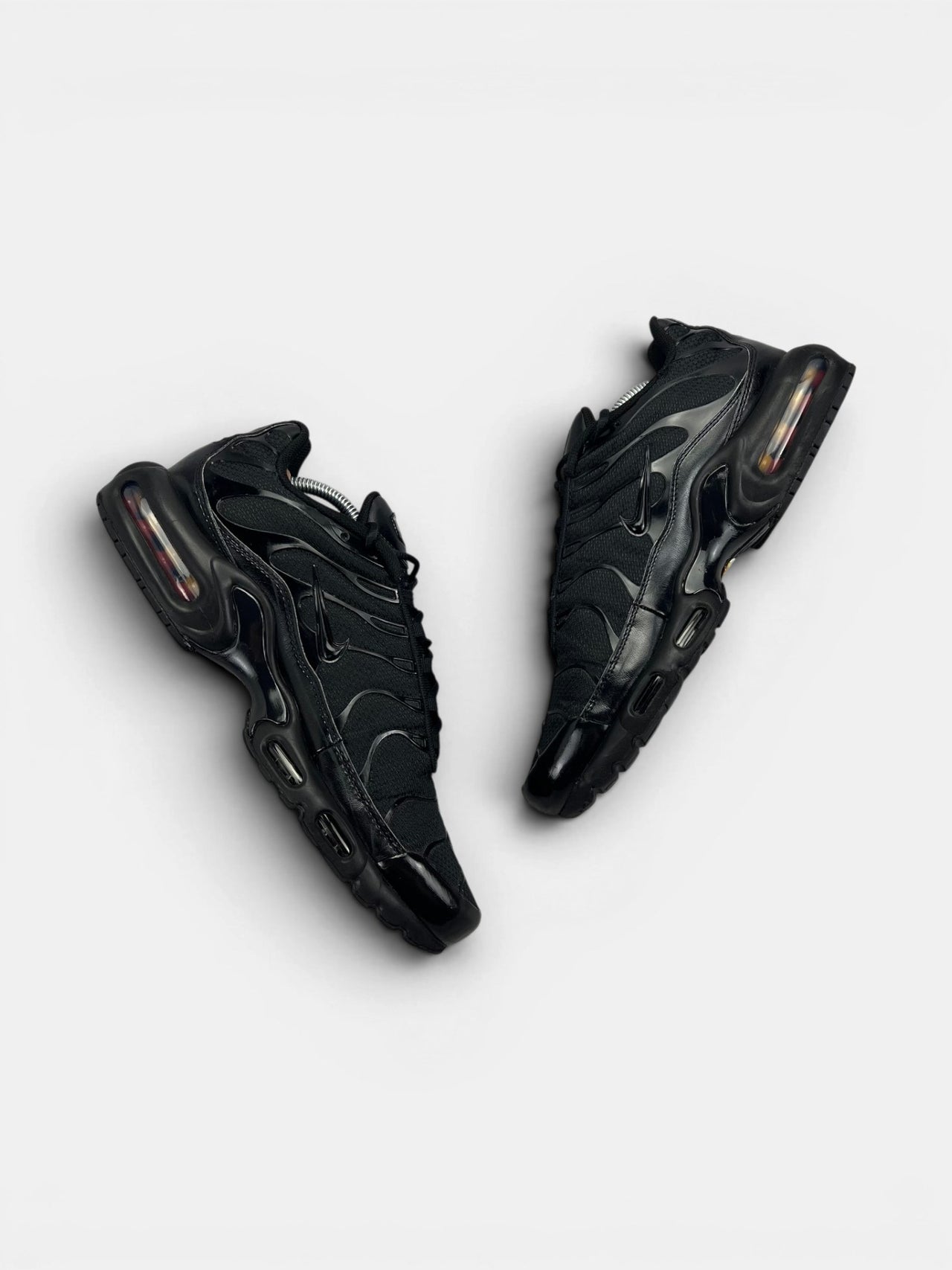 Nike Air Max Plus Triple Black — buty sportowe męskie w bardzo dobrym stanie rozmiar 44.5, widok z góry na wewnętrzną stronę butów