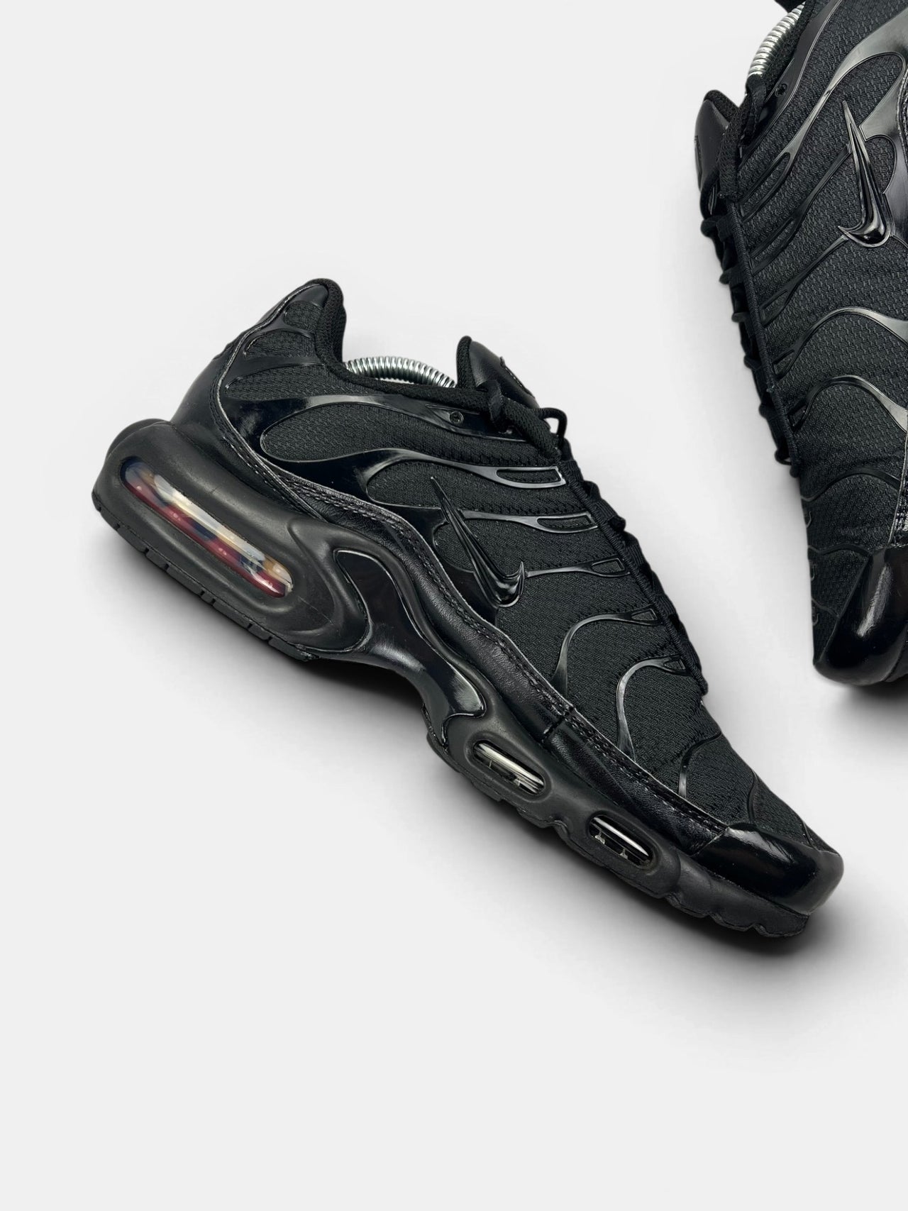 Nike Air Max Plus Triple Black — buty sportowe męskie w bardzo dobrym stanie rozmiar 44.5, wewnętrzny panel lewego buta