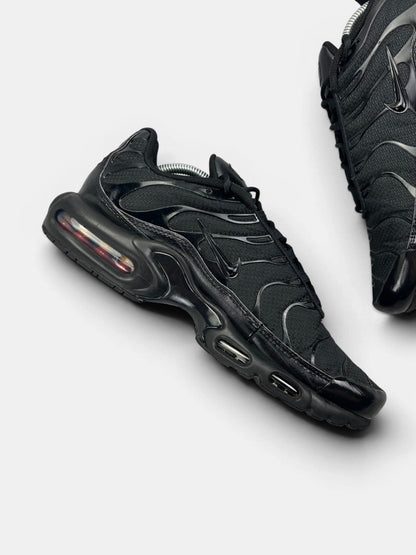 Nike Air Max Plus Triple Black — buty sportowe męskie w bardzo dobrym stanie rozmiar 44.5, wewnętrzny panel lewego buta