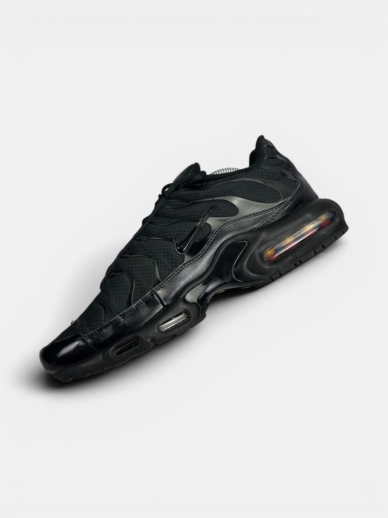 Nike Air Max Plus Triple Black — buty sportowe męskie w bardzo dobrym stanie rozmiar 44.5, wewnętrzny panel prawego buta