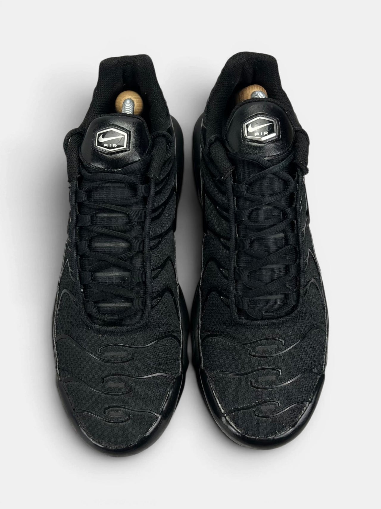 Nike Air Max Plus Triple Black — buty sportowe męskie w bardzo dobrym stanie rozmiar 44.5, widok z góry