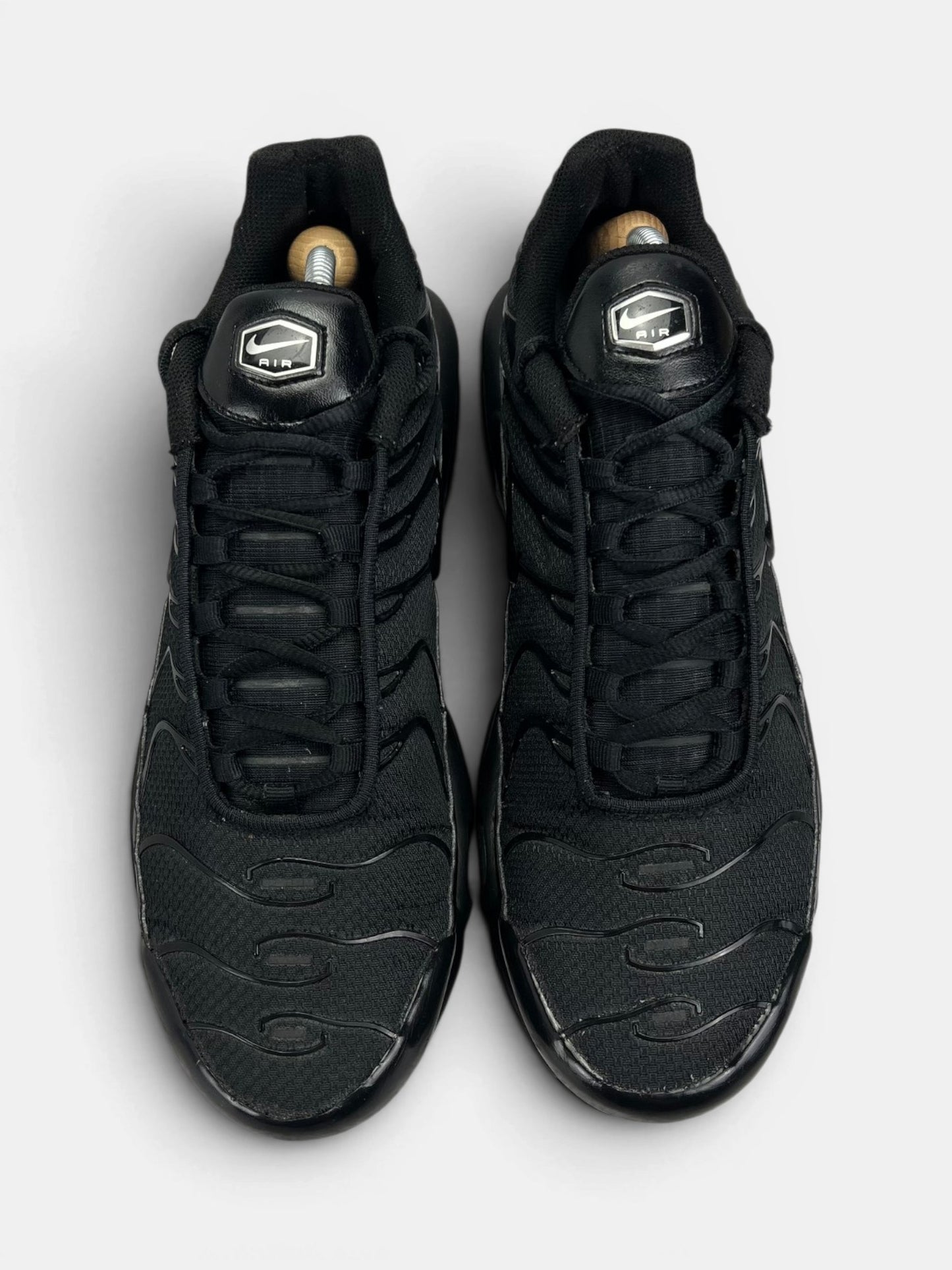 Nike Air Max Plus Triple Black — buty sportowe męskie w bardzo dobrym stanie rozmiar 44.5, widok z góry