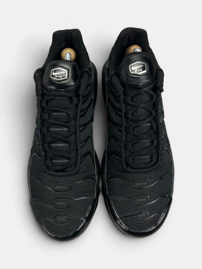 Nike Air Max Plus Triple Black — buty sportowe męskie w bardzo dobrym stanie rozmiar 44.5, widok z góry