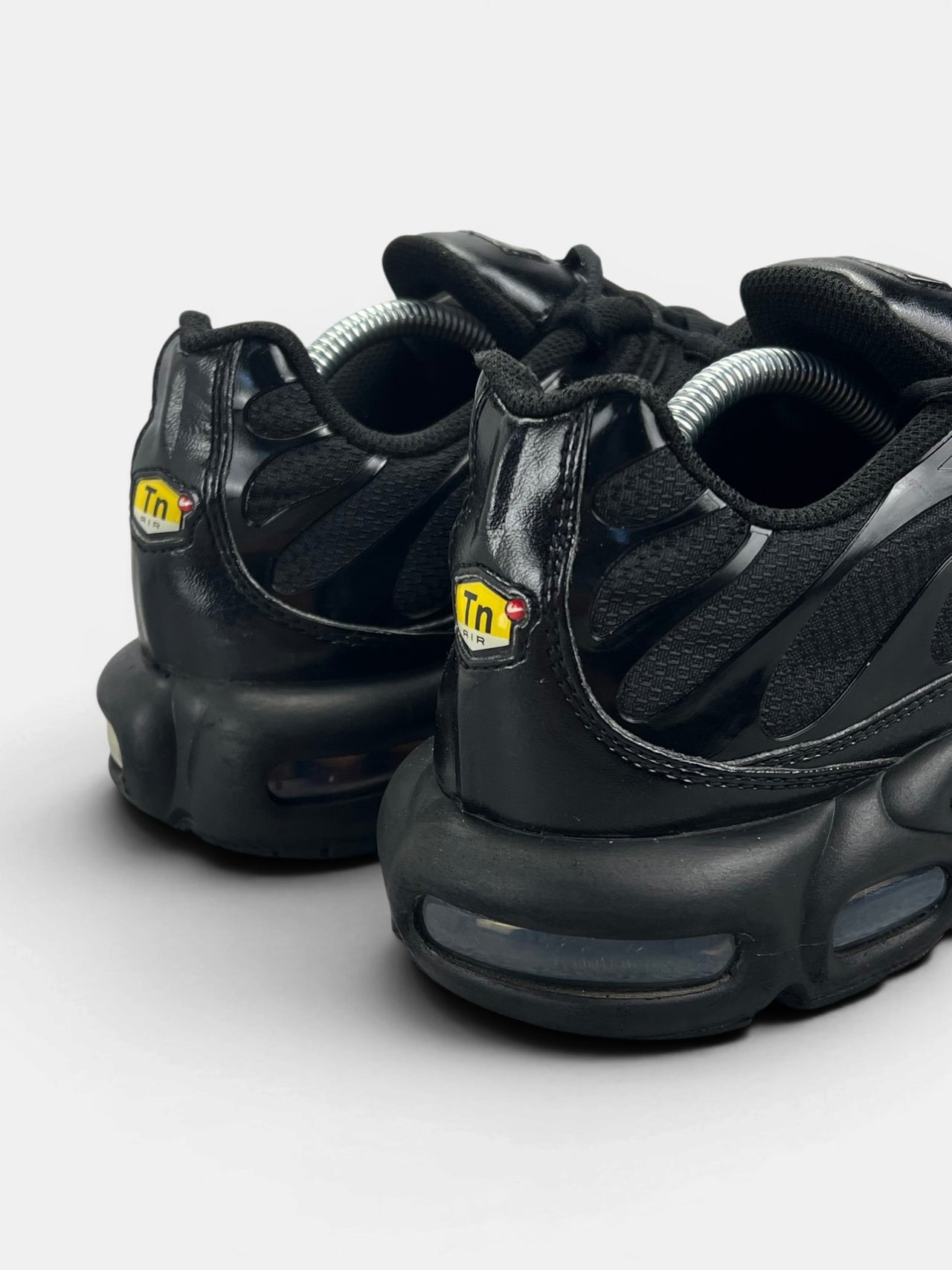 Nike Air Max Plus Triple Black — buty sportowe męskie w bardzo dobrym stanie rozmiar 44.5, widok z tyłu