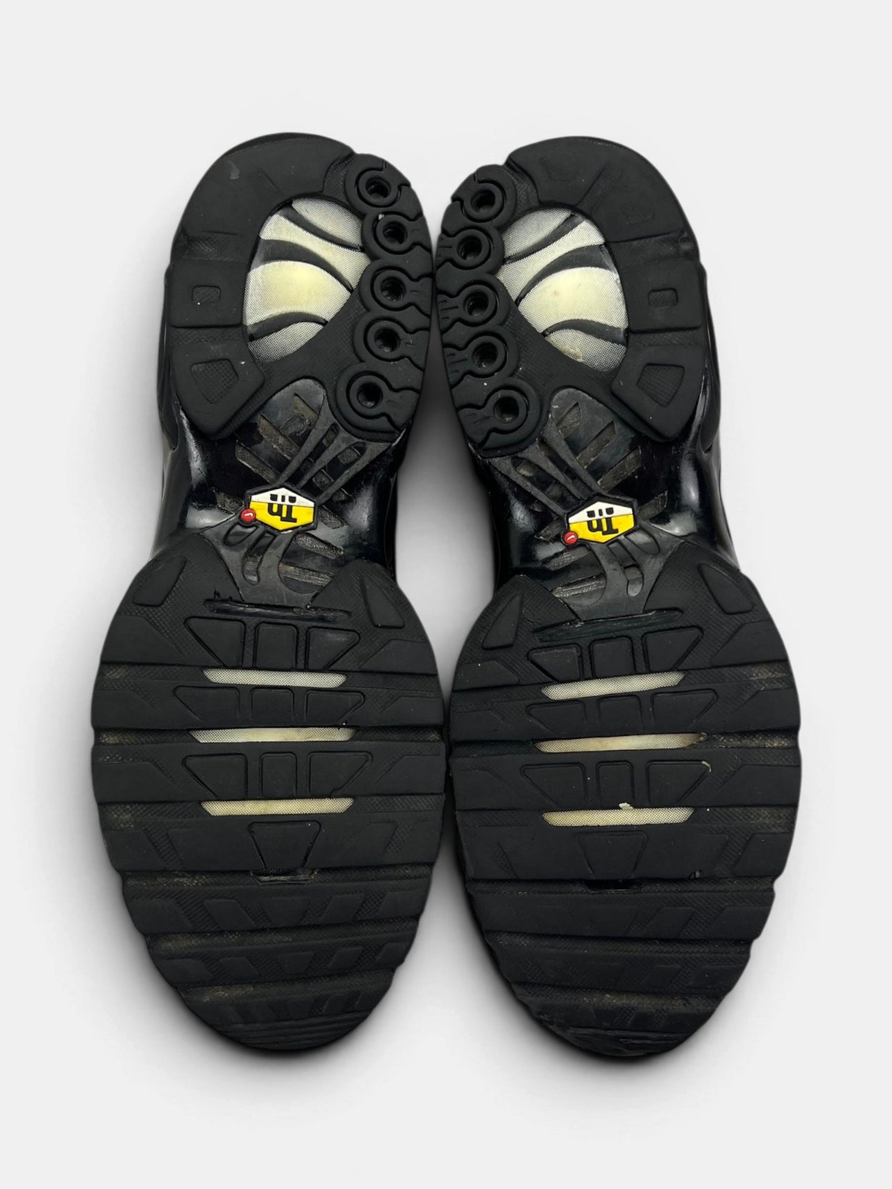 Nike Air Max Plus Triple Black — buty sportowe męskie w bardzo dobrym stanie rozmiar 44.5, podeszwa