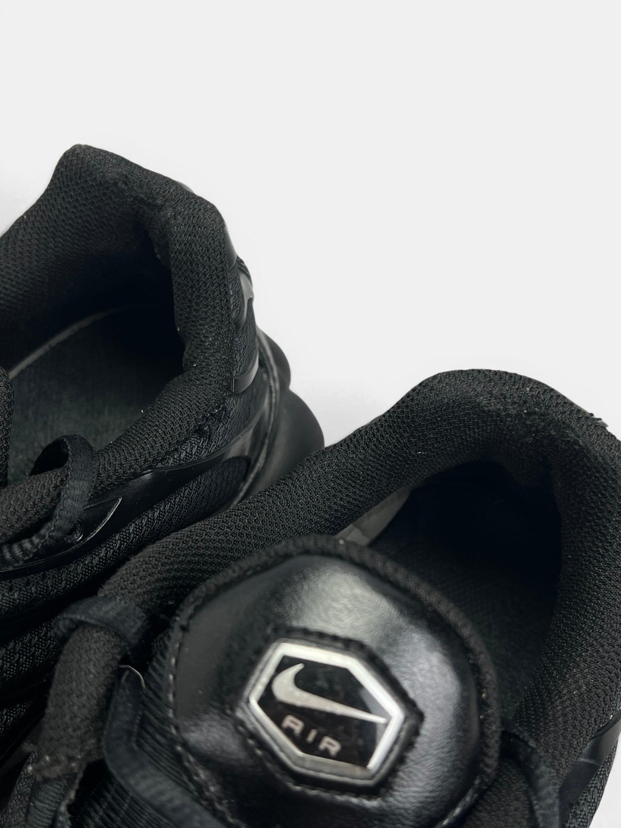 Nike Air Max Plus Triple Black — buty sportowe męskie w bardzo dobrym stanie rozmiar 44.5, zapiętki butów