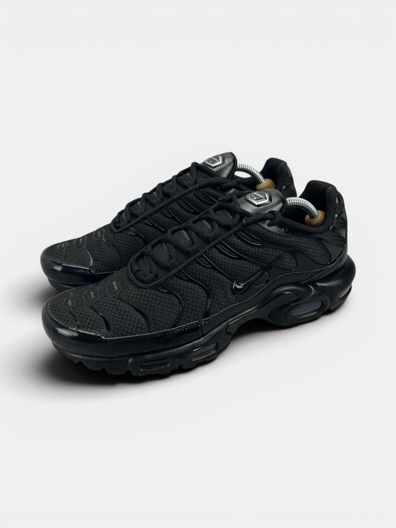 Nike Air Max Plus Triple Black — buty sportowe męskie w bardzo dobrym stanie rozmiar 44, widok z boku